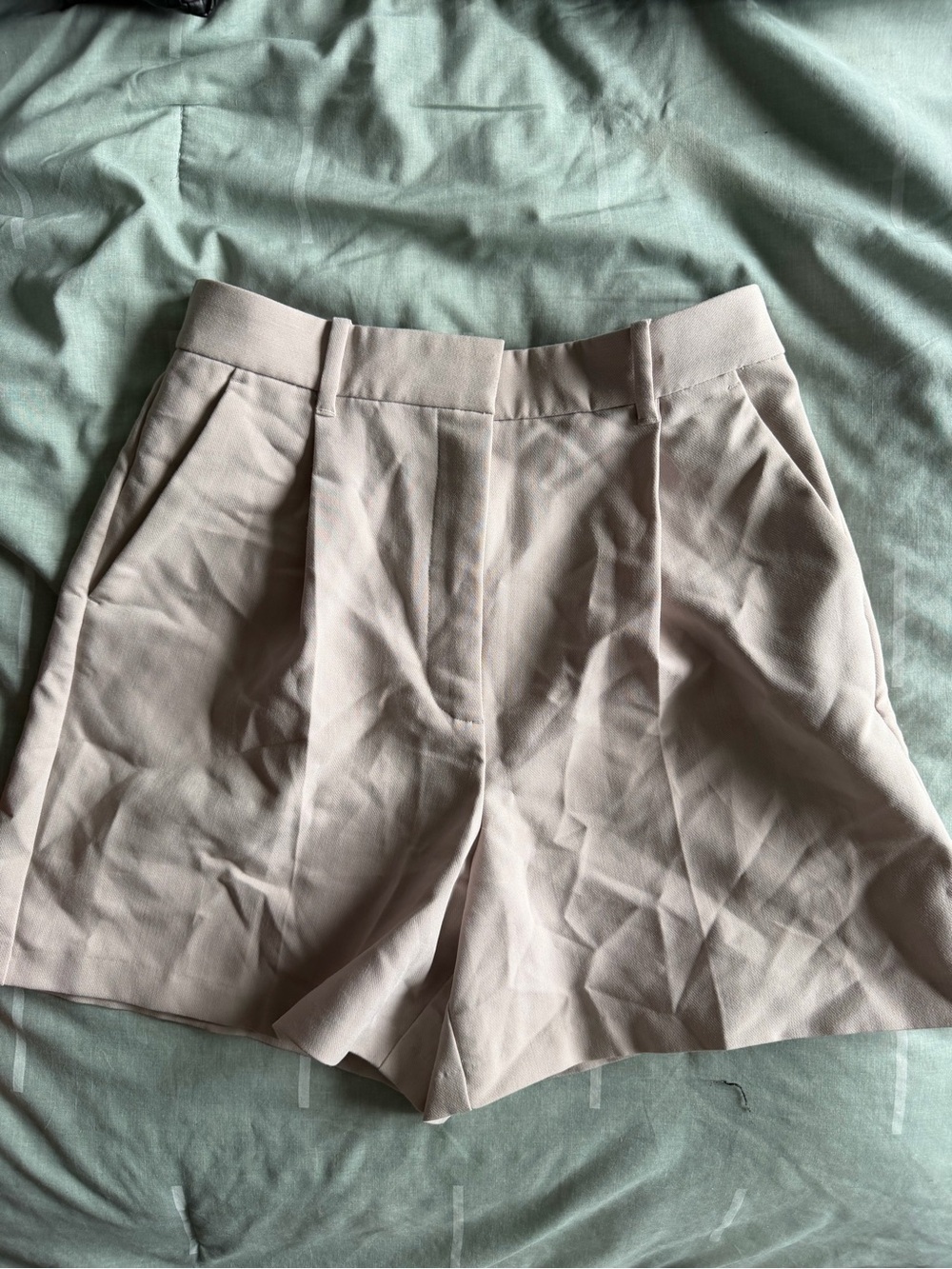 Abercrombie & Fitch High-Waist Tailored Shorts in Cream